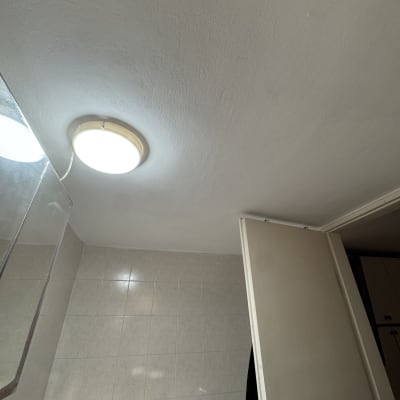 תקרה צבועה עם מנורה דולקת ודלת פתוחה