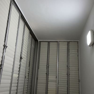 חלון תריסים, דלי צבע, שקית כלים