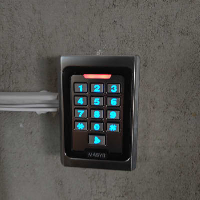 לוח מקשים של מערכת אינטרקום על קיר בטון