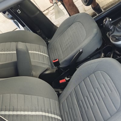 ניקוי מושבי רכב עם כלי ניקוי