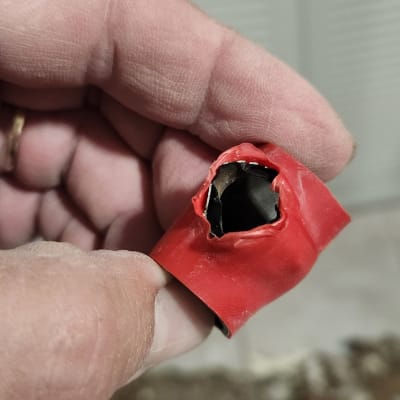 יד מחזיקה צינור עם נזק או דליפה