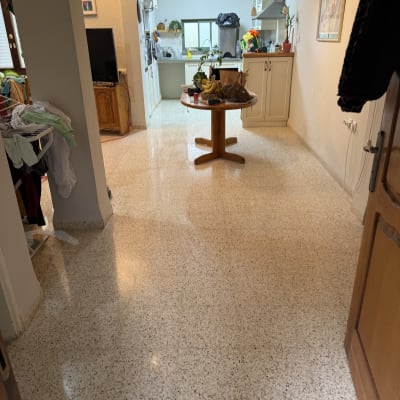 רצפה נקייה ומבריקה במטבח ובסלון