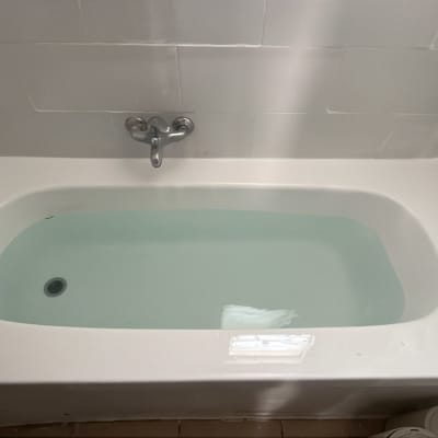 אמבטיה לבנה עם מים, ברז קיר כסוף