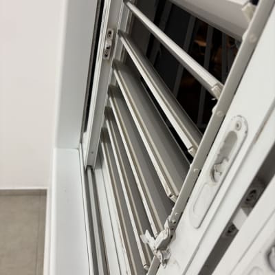 תריסים לבנים נקיים ומסודרים