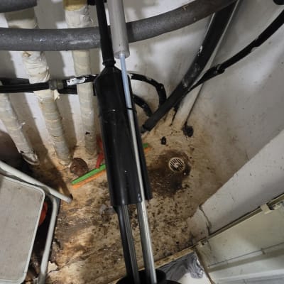 חלקי צנרת וכלים טכניים בחדר תחזוקה