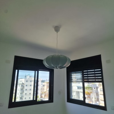 מנורה תלויה מהתקרה בחדר מואר