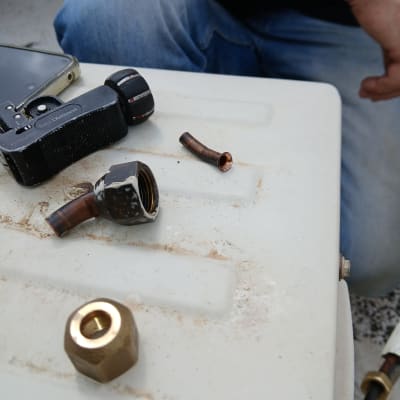 חלקי מתכת וכלי עבודה על משטח לבן