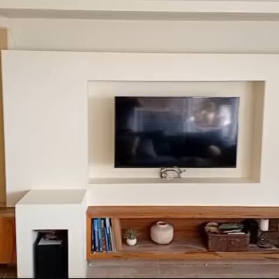 קיר גבס עם טלוויזיה מובנית ומדפים מעץ