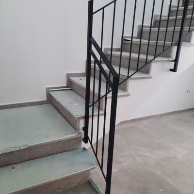 מעקה במדרגות