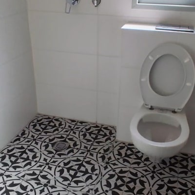 שירותים נקיים עם רצפה מעוצבת