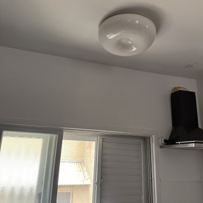 תקרה צבועה בלבן עם מנורה עגולה