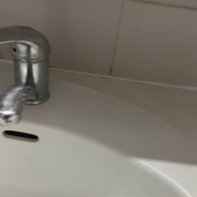 כיור עם ברז ותיקונים נראים