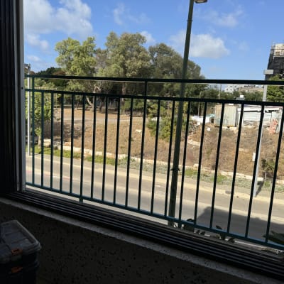 מסגרת חלון עם סורגי מתכת נראית מבחוץ