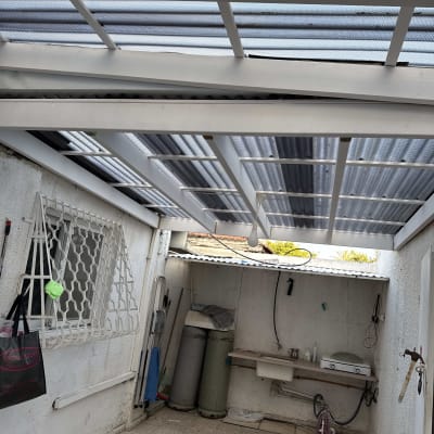 גג פרגולה עם קורות עץ ולוחות פלסטיק שקופים