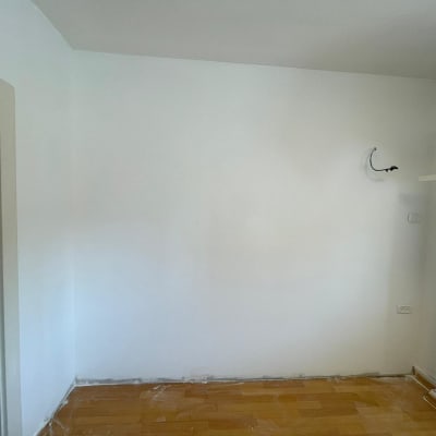 קיר גבס לבן עם חוטים חשמליים חשופים