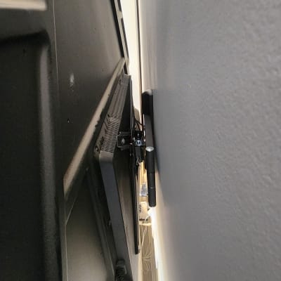 טלוויזיה מותקנת על קיר עם כבלים
