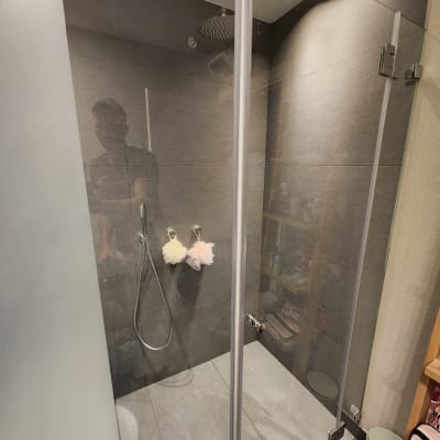 מקלחת עם ראש גשם, ספוגים תלויים ודלת זכוכית