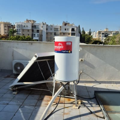 דוד שמש ומערכת חימום על גג מרוצף