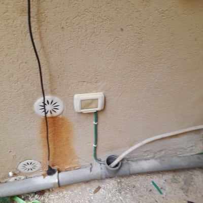 חוטים וצינורות חשמל על קיר חיצוני