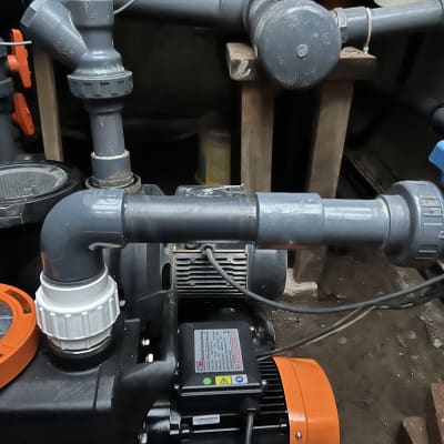 מערכת צינורות ומשאבה לתחזוקת בריכה