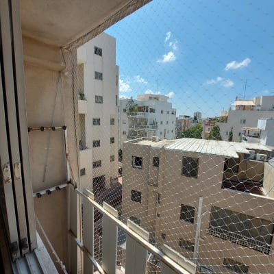 רשת מתוחה על מרפסת למניעת כניסת יונים