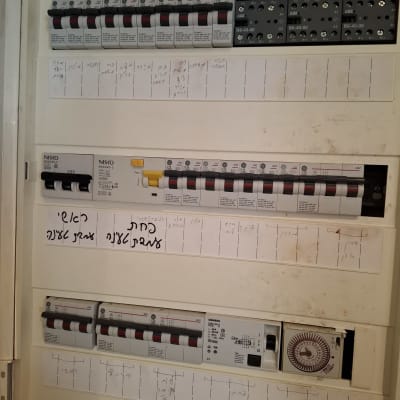 לוח חשמל עם מפסקים ומתגים שונים