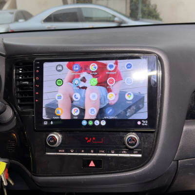 מערכת מולטימדיה ברכב עם אפליקציות על המסך