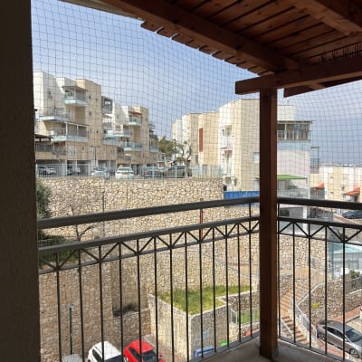 רשת למניעת כניסת יונים במרפסת