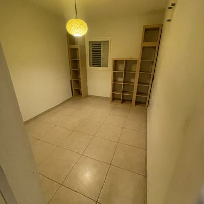 חדר ריק עם מדפים ורצפה נקייה