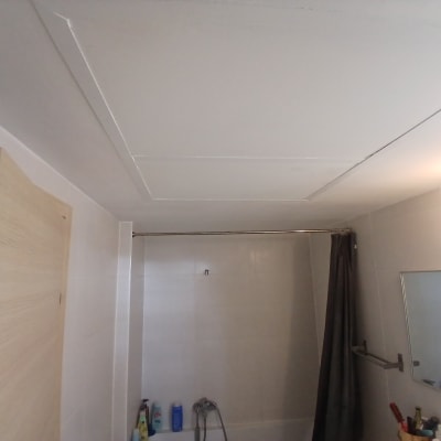 תקרת גבס בחדר אמבטיה עם וילון ומראה