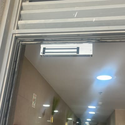מערכת אינטרקום מותקנת בכניסה לבניין