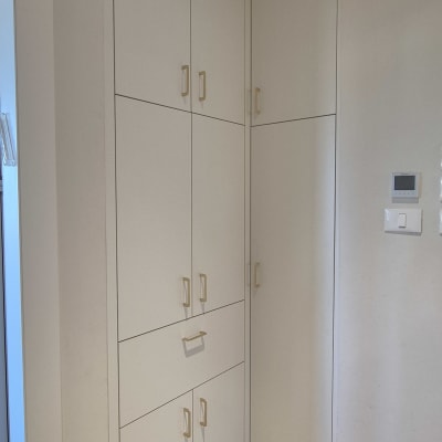 ארון קיר עם דלתות לבנות וידיות זהב