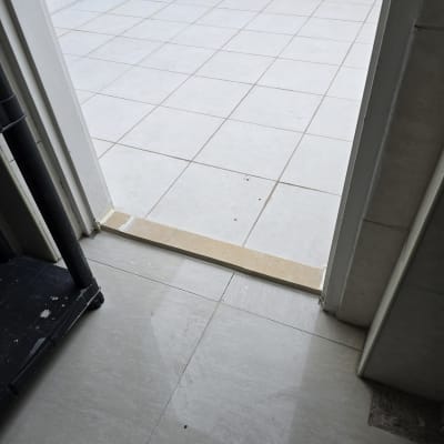 מברשת אדומה ליד דלת עם פס איטום