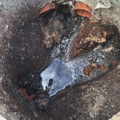 תמונה של צינור ביוב פגום עם מים עומדים