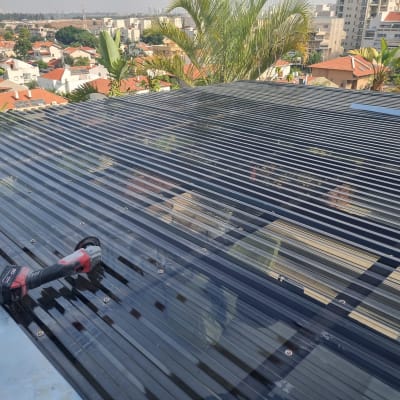 גג פלסטיק שקוף עם כלי עבודה חשמלי