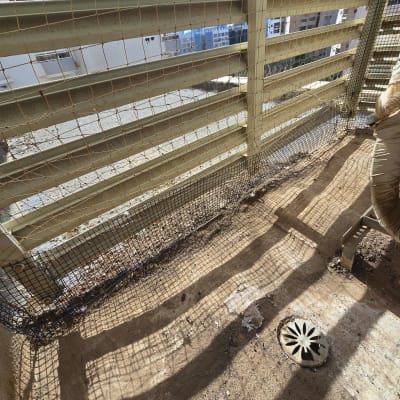 רשת מתוחה על גדר למניעת כניסת יונים