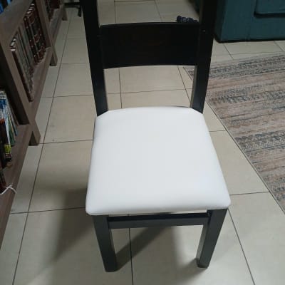 כיסא עם ריפוד לבן על מושב עץ כהה
