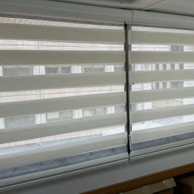 וילון זברה לבן עם פסים שקופים על חלון