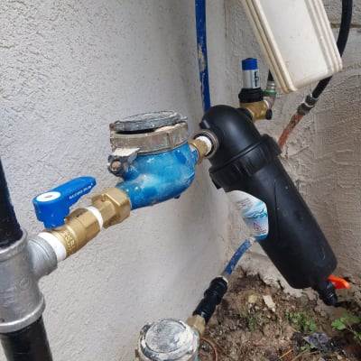 צנרת מים עם ברזים ומד מים כחול