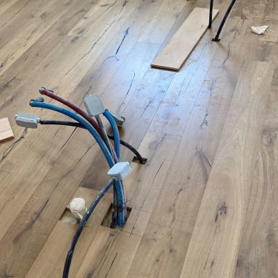 רצפת פרקט עם חוטי חשמל בולטים