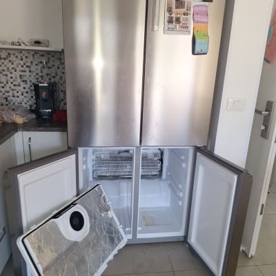 מקרר פתוח עם דלת תחתונה מנותקת ותא קירור חשוף