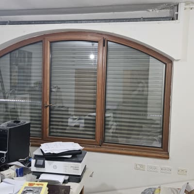 חלון עם תריסים סגורים במסגרת עץ