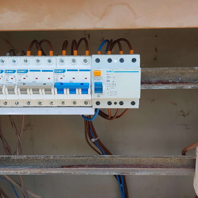 לוח חשמל עם מפסקים וחוטים