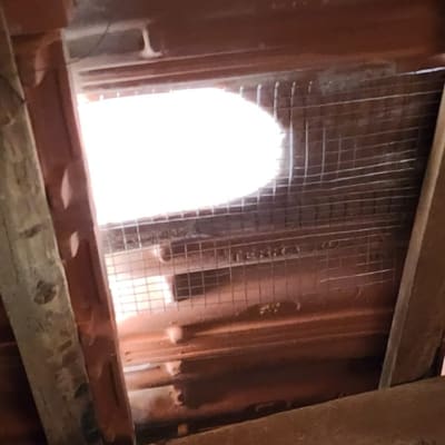 רשת מתכת מותקנת על גג למניעת כניסת יונים