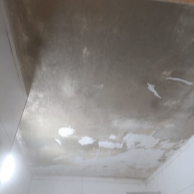 תקרה עם סימני רטיבות ותיקוני צבע