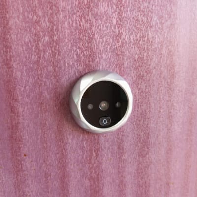 פעמון דלת חכם מותקן על דלת עץ