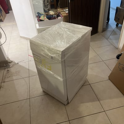 מכשיר עטוף בניילון בחדר עם קופסאות