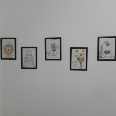חמישה תמונות ממוסגרות תלויות על קיר לבן