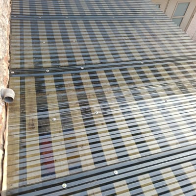 גג פלסטיק שקוף מותקן על מבנה