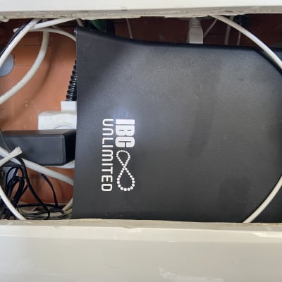 כבלים ומכשיר IBC Unlimited בארון תקשורת